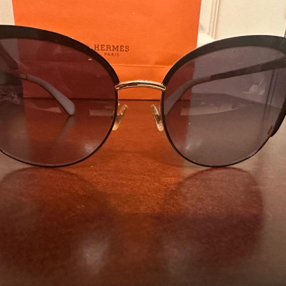 Beautiful Kate Spade sunglasses.